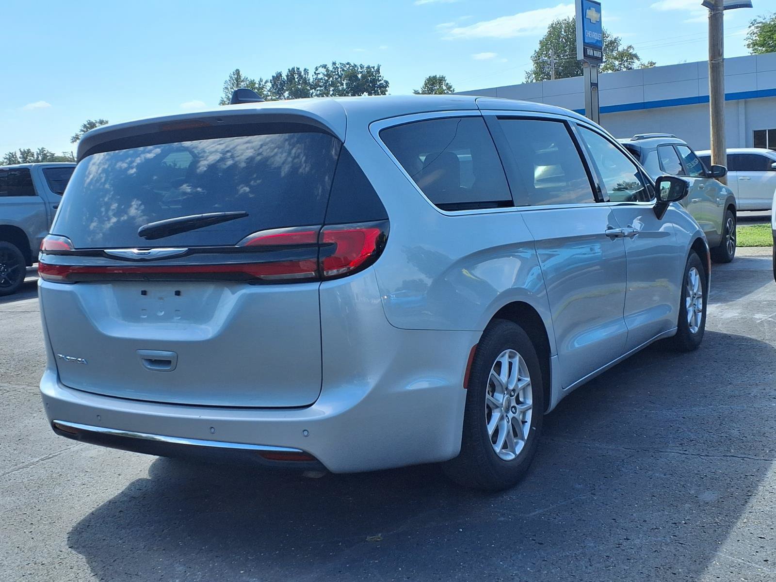 Used 2024 Chrysler Pacifica Touring-L FWD image 24