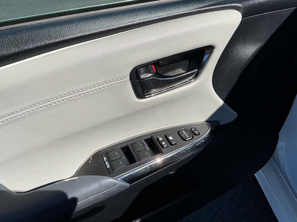Used 2013 Toyota Avalon XLE Premium FWD image 17
