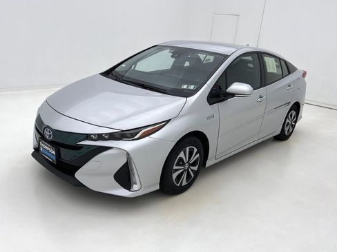 Used 2017 Toyota Prius Prime Premium image 4