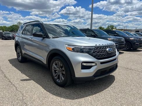 Certified 2023 Ford Explorer XLT w/ Equipment Group 202A AWD/4WD image 3