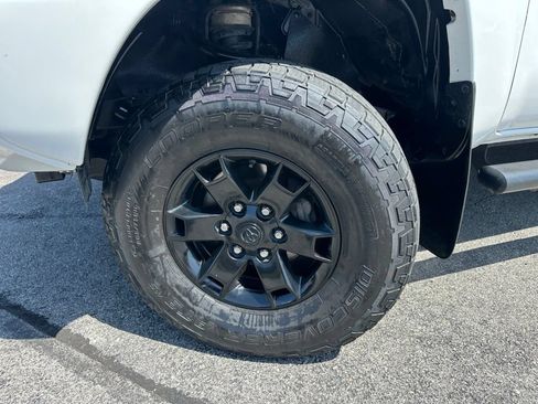 Used 2015 Toyota Tacoma 4x4 Double Cab w/ SR Package image 32