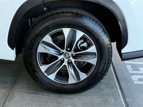 Certified 2023 Toyota Highlander XLE image 17