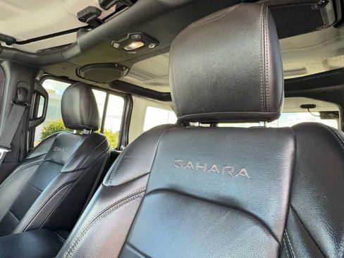 Used 2018 Jeep Wrangler Unlimited Sahara AWD/4WD image 16