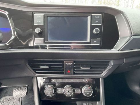 Used 2022 Volkswagen Jetta SE image 12