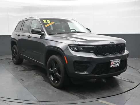 Used 2025 Jeep Grand Cherokee Altitude AWD/4WD image 5