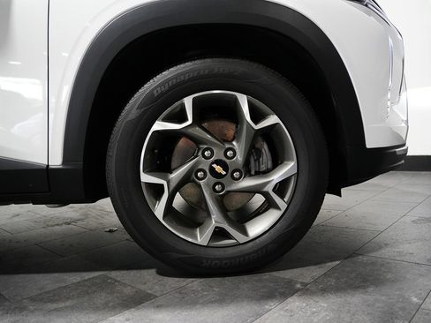 Used 2025 Chevrolet Trax LT w/ LT Convenience Package FWD image 4