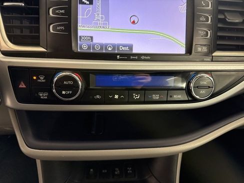 Used 2019 Toyota Highlander XLE image 22