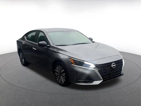 Used 2025 Nissan Altima 2.5 SV FWD image 3