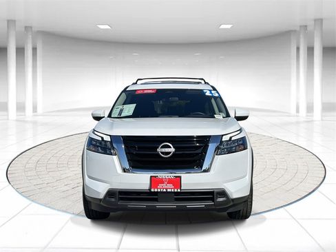 Used 2025 Nissan Pathfinder SV w/ SV Premium Package image 6
