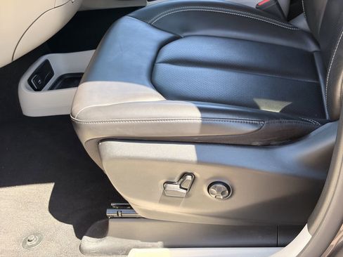 Used 2023 Chrysler Pacifica Touring-L FWD image 19