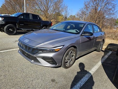 Used 2025 Hyundai Elantra Sport image 3