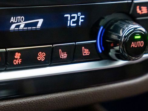 Used 2021 BMW M550i xDrive w/ Dynamic Handling Package image 29