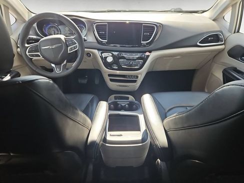 Used 2024 Chrysler Pacifica Touring-L FWD image 10