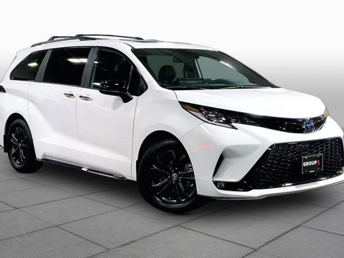 Certified 2025 Toyota Sienna XSE w/ XSE Plus Package AWD/4WD image 3
