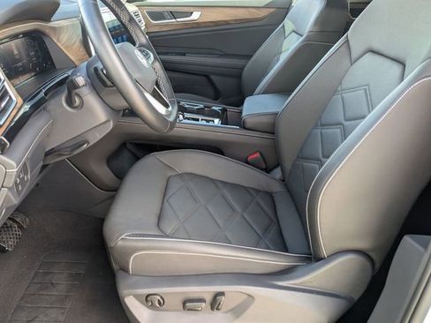Used 2025 Volkswagen Atlas SE image 15