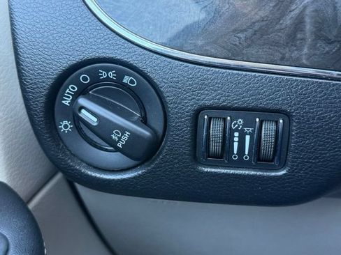 Used 2014 Chrysler Town & Country Touring FWD image 23