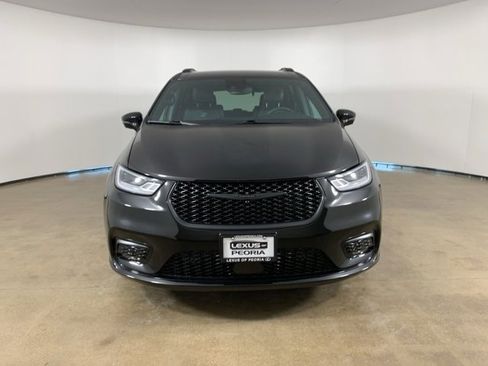 Used 2024 Chrysler Pacifica Touring-L w/ Uconnect Theater Family Group image 3