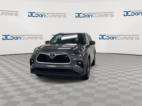 Used 2024 Toyota Highlander XLE image 3