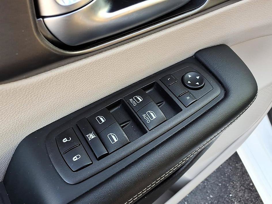 Used 2023 Chrysler Pacifica Touring-L FWD image 12