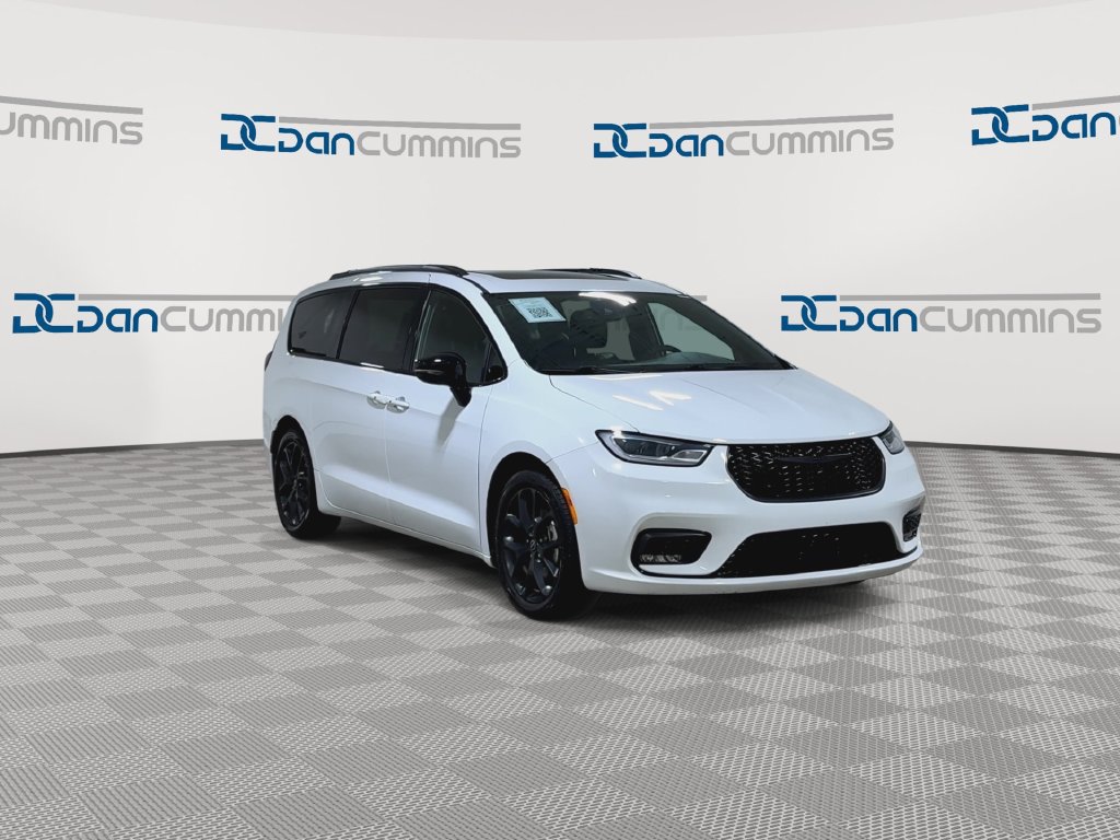 Used 2025 Chrysler Pacifica Limited FWD image 2