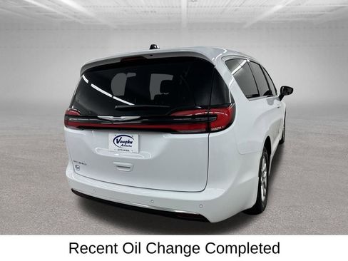 Used 2025 Chrysler Pacifica Select FWD image 12