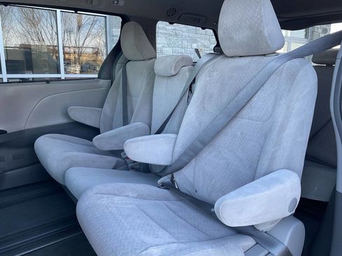 Used 2015 Toyota Sienna LE image 28