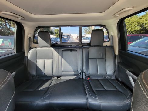 Used 2020 Nissan Titan SL w/ Moonroof Package image 17
