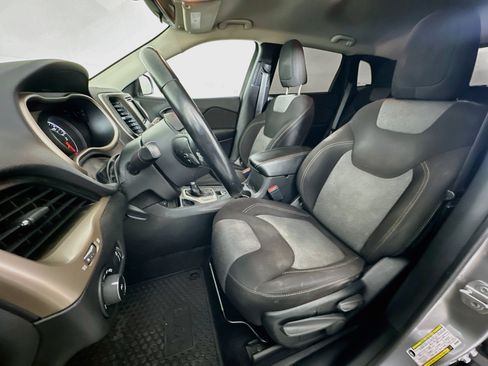 Used 2018 Jeep Cherokee Latitude w/ Cold Weather Group FWD image 13