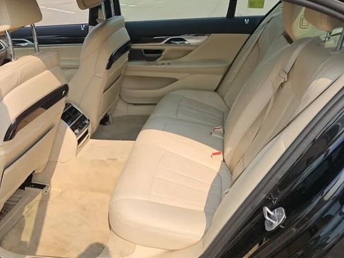 Used 2018 BMW 750i w/ M Sport Package RWD image 9