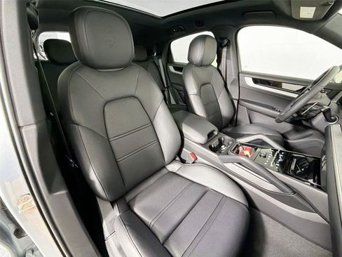 Used 2025 Porsche Cayenne Coupe AWD/4WD image 28