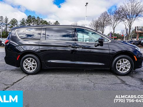 Used 2024 Chrysler Pacifica Touring-L FWD image 11