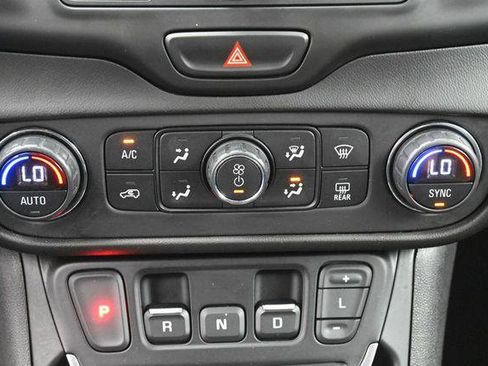 Used 2020 GMC Terrain SLE w/ Driver Convenience Package FWD image 23