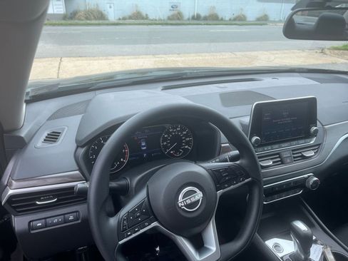 Used 2025 Nissan Altima 2.5 SV FWD image 34