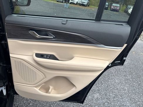 New 2025 Jeep Grand Cherokee Limited w/ Luxury Tech Group II image 17