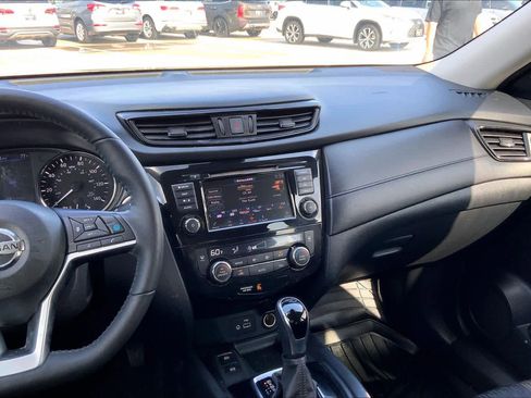 Used 2020 Nissan Rogue SV w/ Premium Package image 7