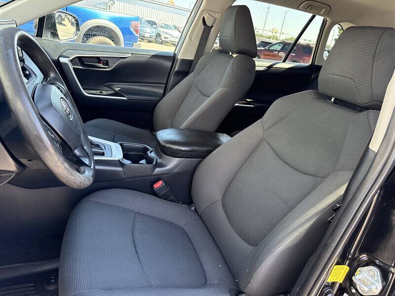 Used 2021 Toyota RAV4 LE AWD/4WD image 17
