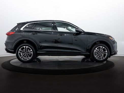 Certified 2025 Audi Q5 Premium w/ Convenience Package image 3