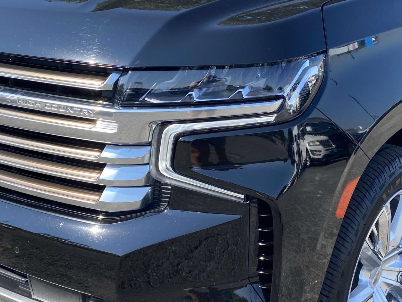 Used 2024 Chevrolet Suburban High Country w/ Premium Package 2 AWD/4WD image 4
