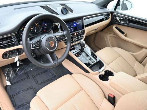 Used 2025 Porsche Macan image 4