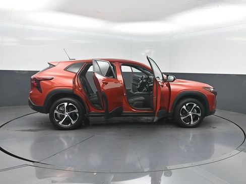 Used 2024 Chevrolet Trax RS w/ Driver Confidence Package FWD image 32