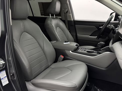 Used 2022 Toyota Highlander XLE AWD/4WD image 39