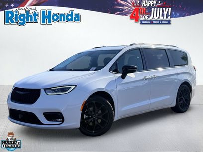 Used 2025 Chrysler Pacifica Limited