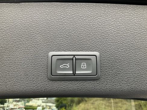 Used 2019 Audi e-tron Prestige w/ Prestige Package image 10