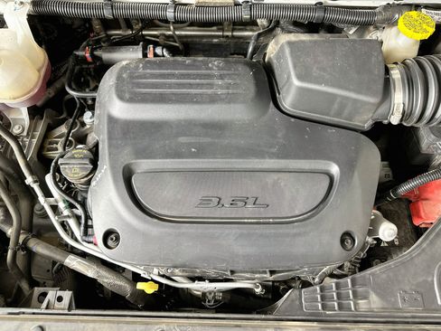 Used 2024 Chrysler Pacifica Touring-L FWD image 32