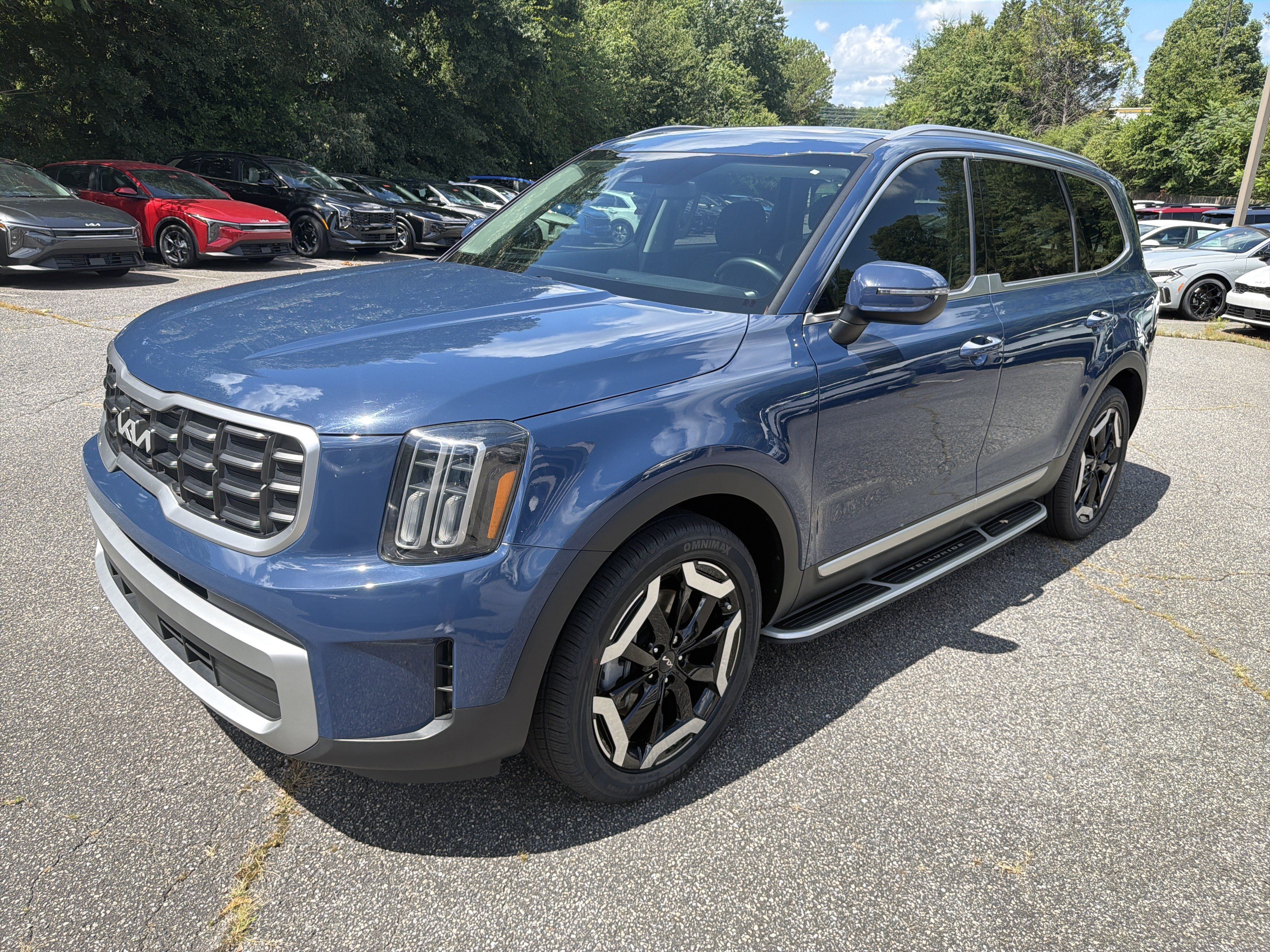 Certified 2023 Kia Telluride S w/ S Sunroof Package AWD/4WD image 3