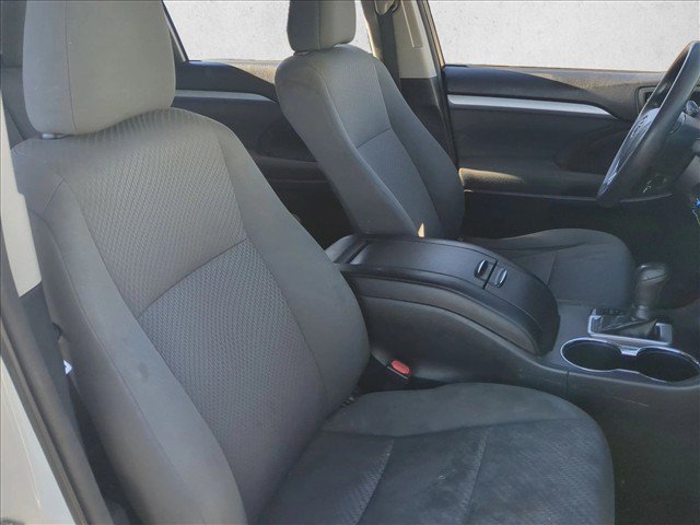 Used 2018 Toyota Highlander LE w/ Carpet Mat Package (TMS) FWD image 21