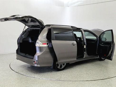 Used 2017 Toyota Sienna SE w/ SE Preferred Package FWD image 12