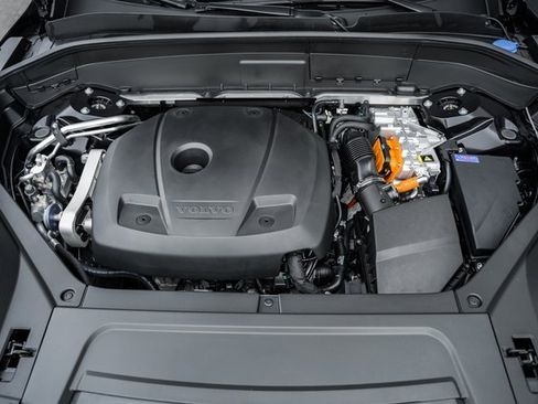 Certified 2025 Volvo XC90 T8 Core w/ Climate Package image 17