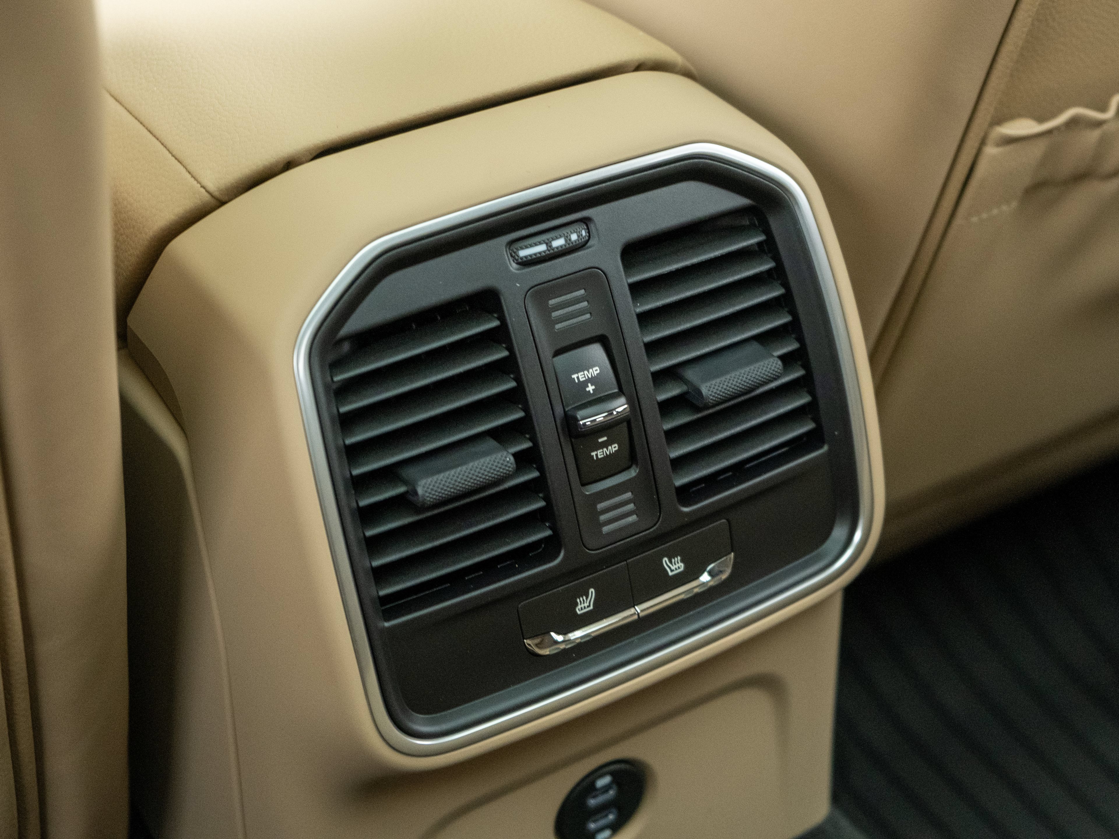 Certified 2026 Porsche Macan AWD/4WD image 38