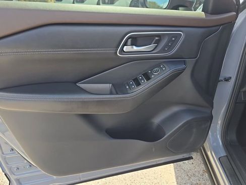 Certified 2021 Nissan Rogue Platinum image 17